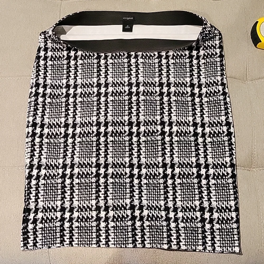 Ann Taylor pencil tweed-like skirt without the wool. Size 10 - Picture 5 of 6